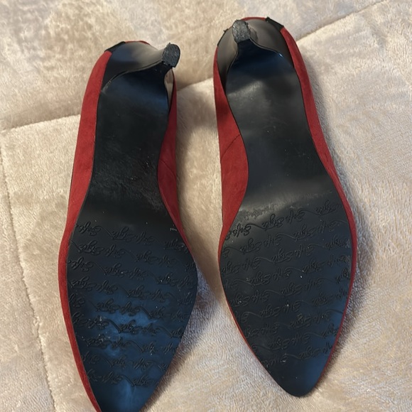 Sexy red lace back heels with black piping around shoe. - Picture 7 of 7